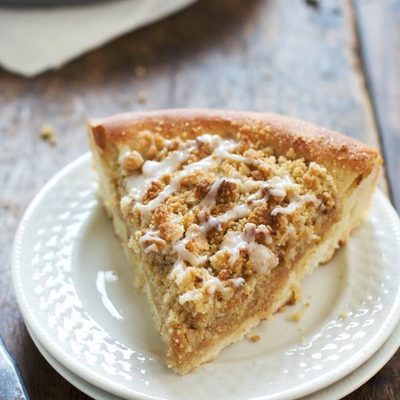Deep Dish Cinnamon Streusel Dessert Pizza - Pinch of Yum